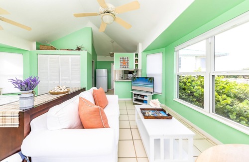 Conch Bar Cabaña | Dragon Cay Resort Sunrise Cottage