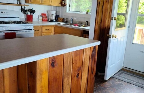 Eagle Harbor Cabaña | Sunrise Cove Cottage: Autumn Awaits at Sunrise Cove – Scenic Views and Peaceful Lakefront