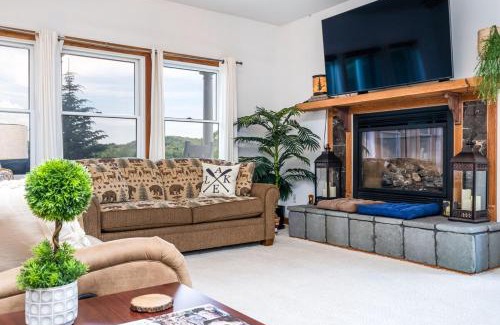 Frankfort Casa | Sunset Bay - Lakefront, Large, And Gorgeous!