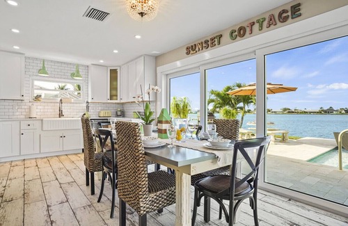 Cape Coral Apartamento | NUEVO TODO * WOW * PISCINA * SPA * 75 "TV * KAYAKS * BICICLETAS * ENGRANAJE DE PLAYA * DECORACIÓN COSTERA *
