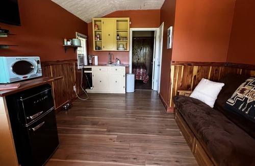 Fayetteville Cabina | Sunset Hillside Cabin "C" on Horse Farm w/ Hiking