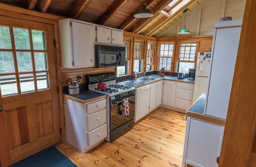 Hanover Cabaña | "Sunset Lodge" una casa de campo frente al lago de Maine con casa de huéspedes con encanto