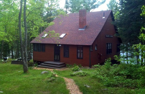 Hanover Cabaña | "Sunset Lodge" una casa de campo frente al lago de Maine con casa de huéspedes con encanto