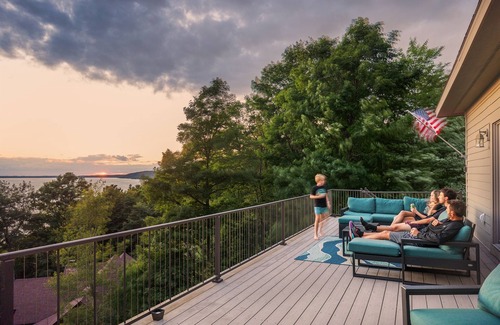 Lake Township Casa | Sunset Sauna| Crystal Lake Views| Family Game Room