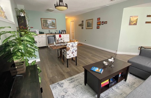 Cochrane Cama Y Desayuno | Sunset Suite - private walkout, free breakfast, luxury airjet tub, dog friendly!