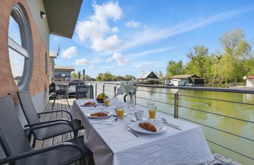 Rusovce Casa | Sunset view Housboat with sundeck,AC&Heating