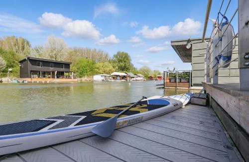 Rusovce Casa | Sunset view Housboat with sundeck,AC&Heating