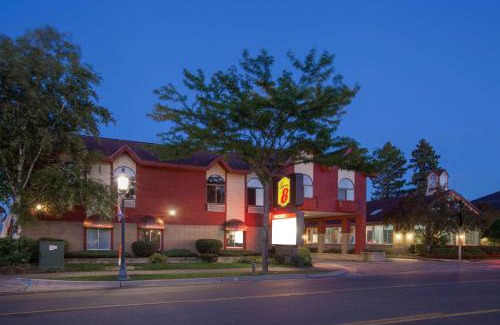 Mackinaw City Hotel | Super 8 Beachfront by Wyndham Mackinaw City, MI