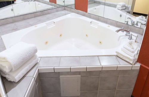 Big Rapids Hotel | Super 8 by Wyndham Big Rapids