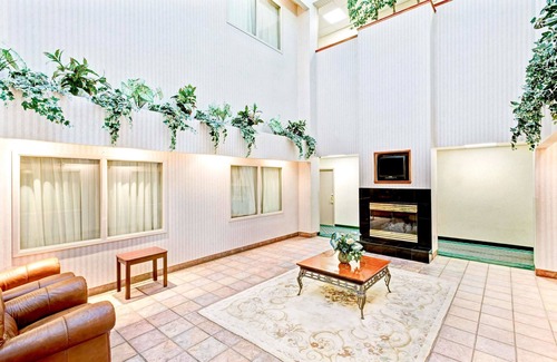 Brockton Hotel | Super 8 by Wyndham Brockton