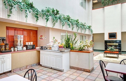 Brockton Hotel | Super 8 by Wyndham Brockton