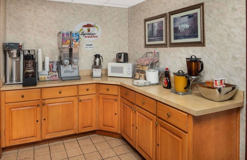 Burlington Hotel | Super 8 by Wyndham Burlington NC