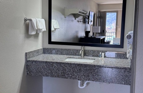 Tad Hotel | Super 8 By Wyndham Charleston WV