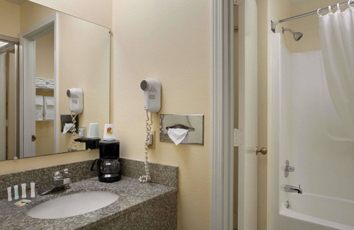 Columbia City Hotel | Super 8 by Wyndham Columbia City