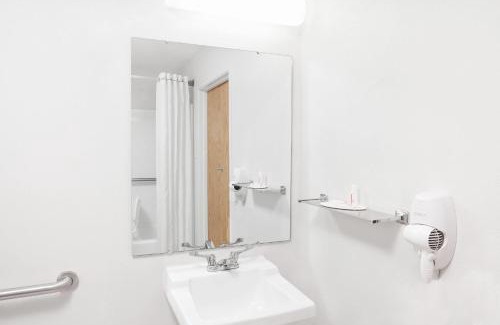 Gas City Hotel | Super 8 by Wyndham Gas City Marion Area