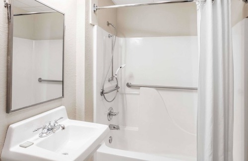 Harrisburg Hotel | Super 8 by Wyndham Harrisburg