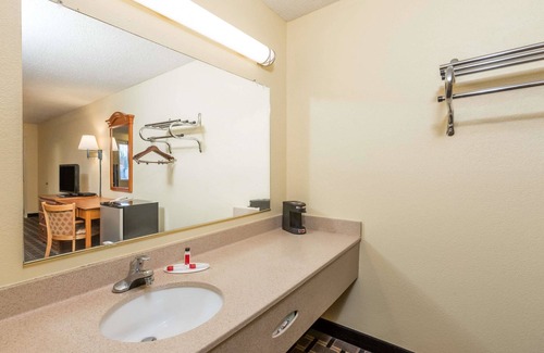 Southport Hotel | Super 8 by Wyndham Indianapolis/Southport Rd