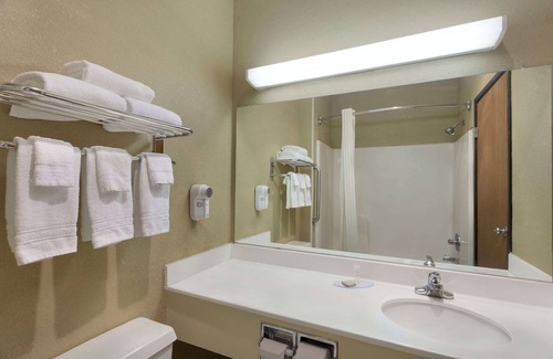 Lee's Summit Hotel | Super 8 by Wyndham Lees Summit