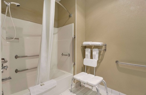 Lee's Summit Hotel | Super 8 by Wyndham Lees Summit