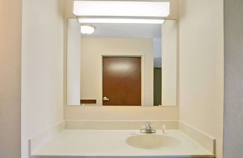 Fairgrounds Hotel | Super 8 by Wyndham Louisville/Expo Center