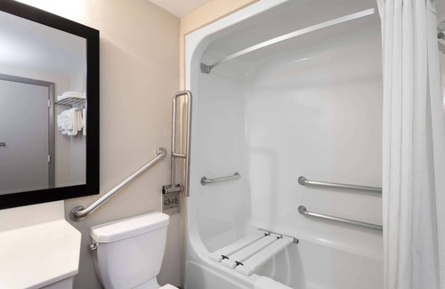 Melbourne Hotel | Super 8 by Wyndham Melbourne