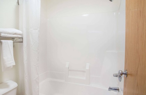 Monmouth Hotel | Super 8 by Wyndham Monmouth IL