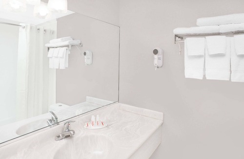 Morton Grove Hotel | Super 8 by Wyndham Morton Grove/Chicago