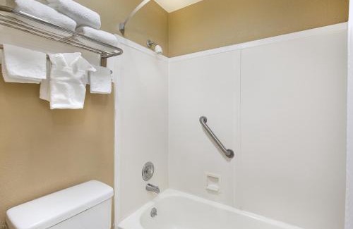 Bellevue Hotel | Super 8 by Wyndham Nashville West