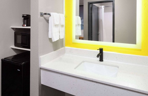 Olney Hotel | Super 8 by Wyndham Olney