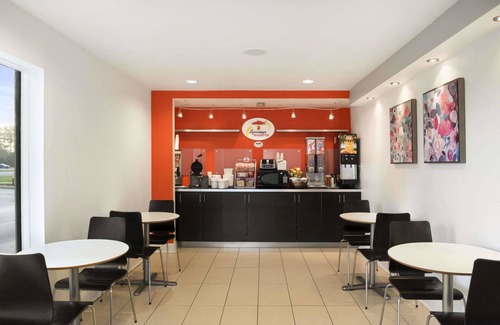 National Gardens Hotel | Super 8 by Wyndham Ormond Beach