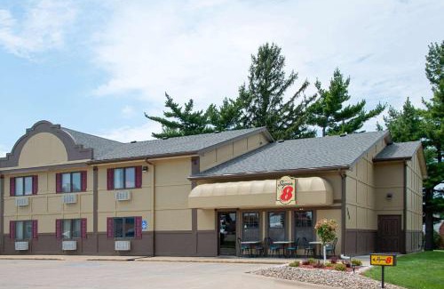 Pella Hotel | Super 8 by Wyndham Pella