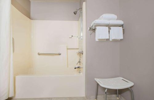 Pella Hotel | Super 8 by Wyndham Pella