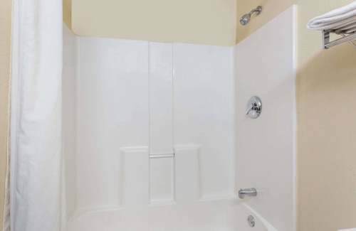 Powdersville Hotel | Super 8 by Wyndham Piedmont Greenville Area