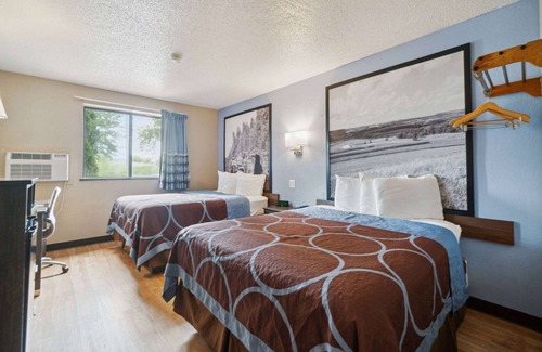 Pleasant Prairie Hotel | Super 8 by Wyndham Kenosha/Pleasant Prairie