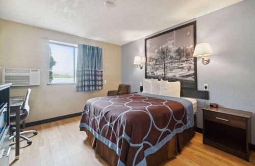 Pleasant Prairie Hotel | Super 8 by Wyndham Kenosha/Pleasant Prairie