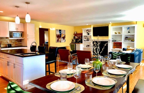 Wooded Estates Casa | Amplio plan abierto entretenido hogar - Corto paseo a ND!