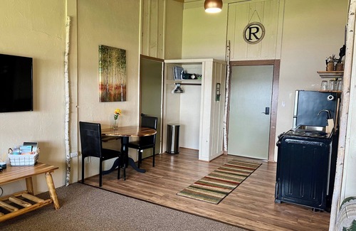 Hill City Condominio | Super cute 2 bedroom beachfront condo! Pet Friendly!