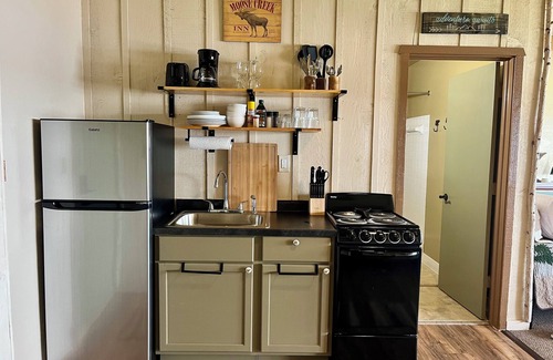 Hill City Condominio | Super cute 2 bedroom beachfront condo! Pet Friendly!