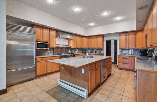 Wilkes-Barre Casa | Super Luxury Mansion & Green Retreat In Plains PA