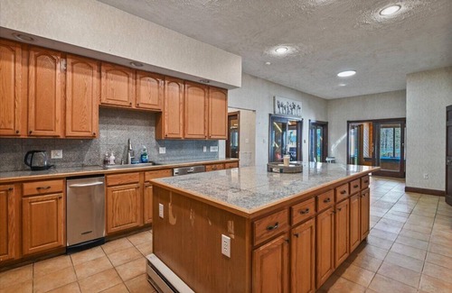 Wilkes-Barre Casa | Super Luxury Mansion & Green Retreat In Plains PA