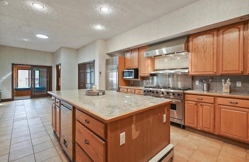 Wilkes-Barre Casa | Super Luxury Mansion & Green Retreat In Plains PA