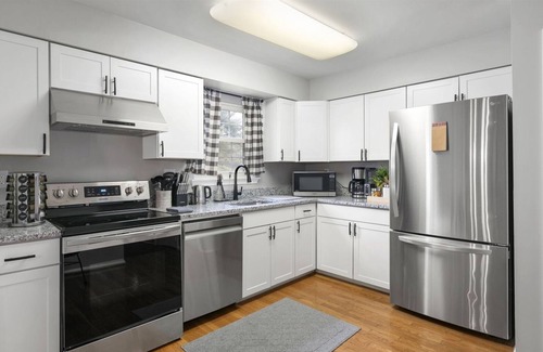 Countryside Casa | Super-Stylish 4BR Townhome in No VA. Fast WiFi, Roku TV, Fenced Backyard, 24.