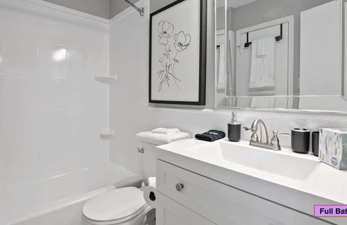 Countryside Casa | Super-Stylish 4BR Townhome in No VA. Fast WiFi, Roku TV, Fenced Backyard, 24.