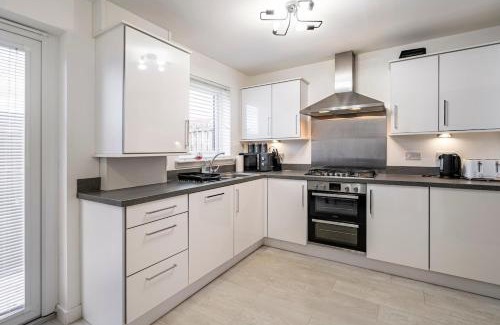 Glasgow Casa | Superb 3 Bed Home Away from Home in Glasgow, just off M8 with free parking
