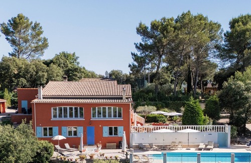 Carces Villa | "Sur Place" 4-12 people. Ideally suited for two or a large family.