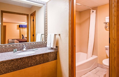 Kansas City Hotel | SureStay by Best Western Kansas City Country Inn North