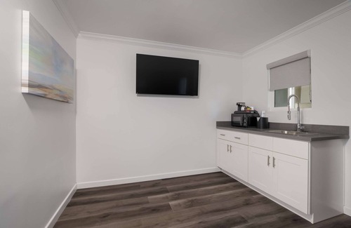 Upland Hotel | SureStay Plus By Best Western Upland Ontario North