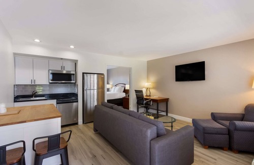 Tempe Hotel | SureStay Plus Hotel by Best Western Tempe University