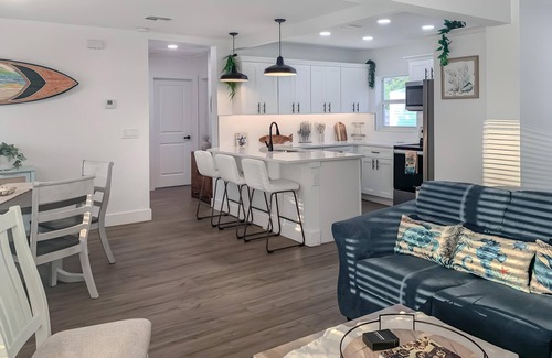 Tropic Casa | Surf Chic 3br, Firepit, Boating, Fishing, Beaches