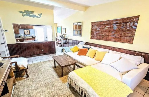 North Beach Casa | Surfers Paradise: Cozy Home near Hanna Park Poles